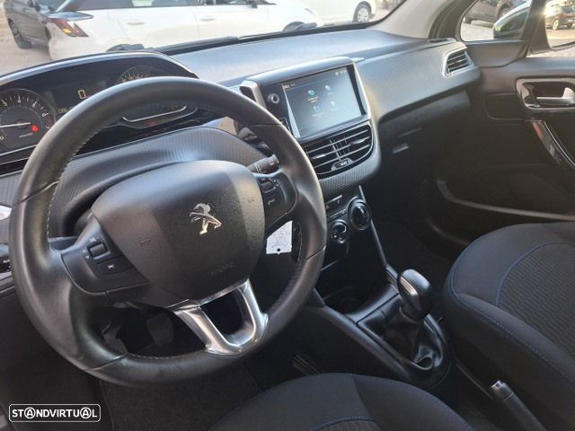 Peugeot 208 1.2 PureTech Signature - 32