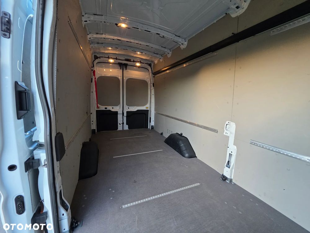Ford Transit L4 RWD Trend - 11