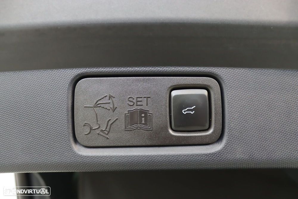 Ford Mustang Mach-E - 32