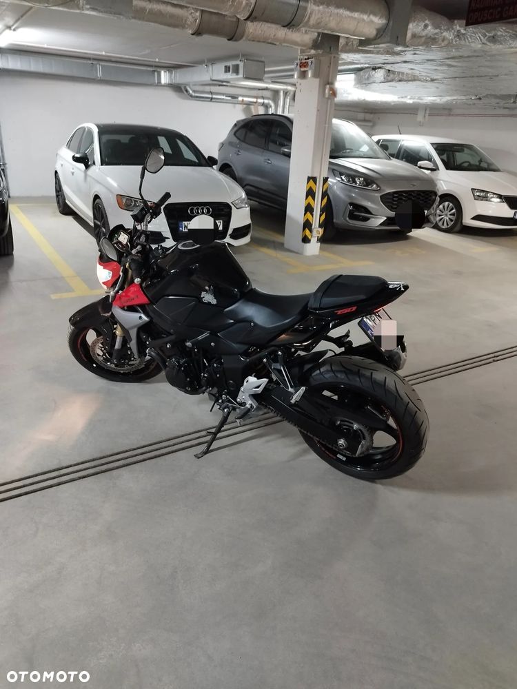 Suzuki GSR - 27