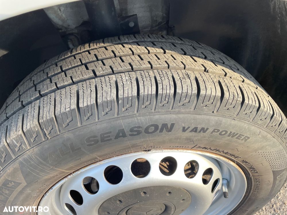 Volkswagen Transporter Caravelle Lung (7 loc) - 16