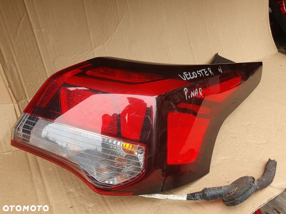HYUNDAI VELOSTER N LAMPA tył tylna prawa w błotnik 92402-j3000 92402-J3100 - 2