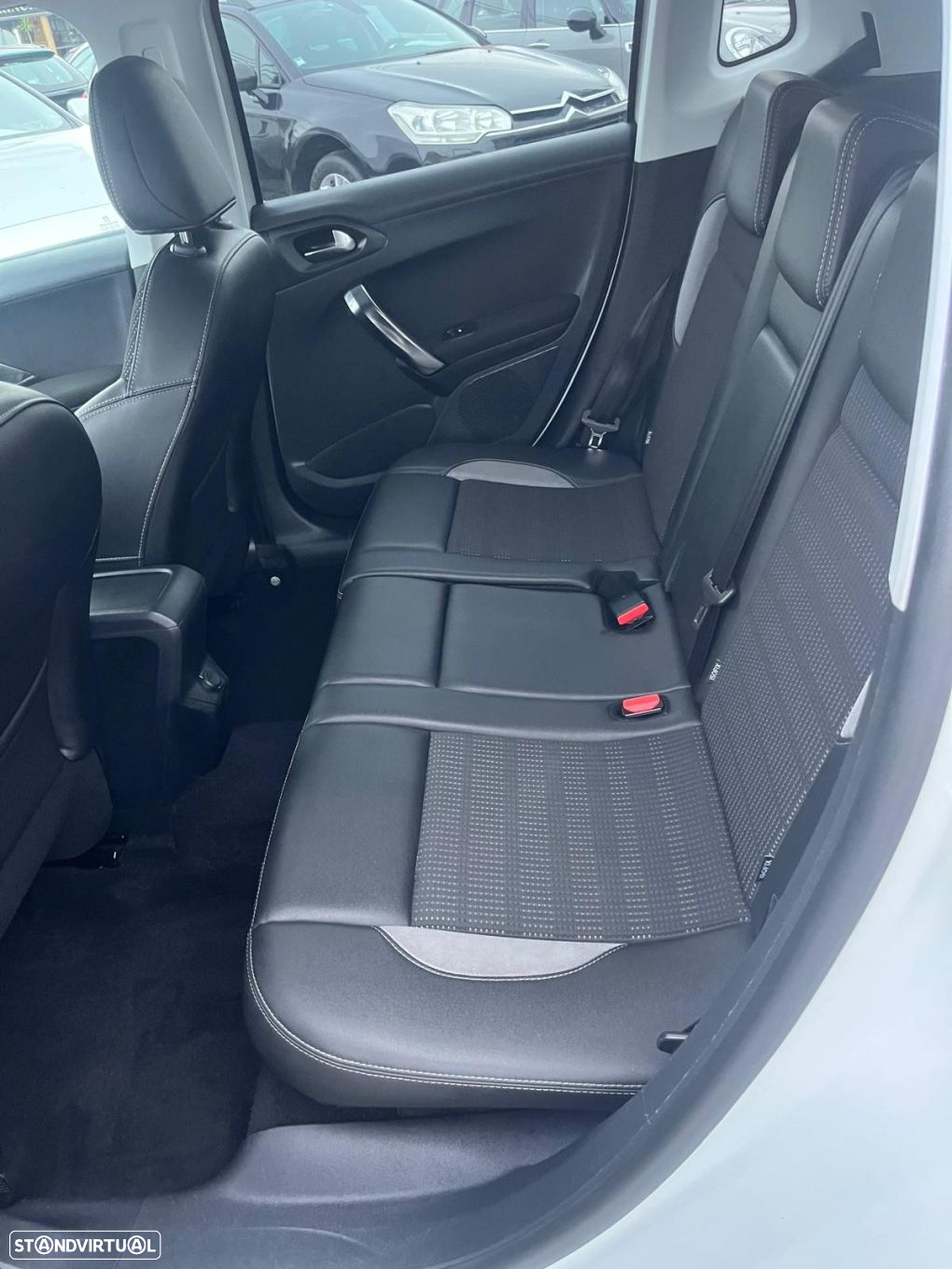 Peugeot 2008 1.6 e-HDi Allure - 24