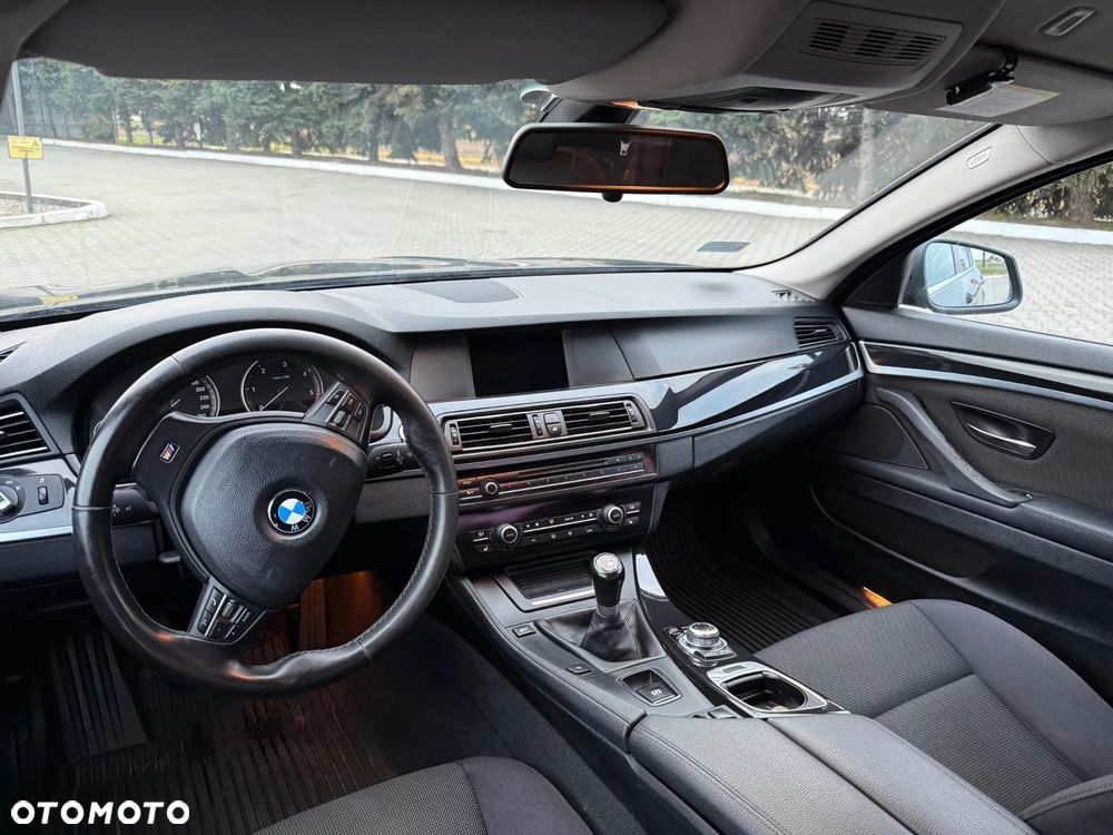 BMW Seria 5 525d - 23