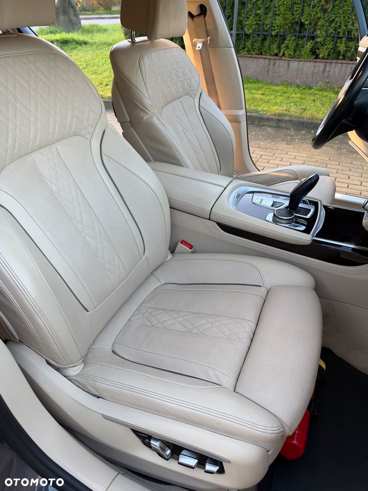 BMW Seria 7 750i xDrive - 16