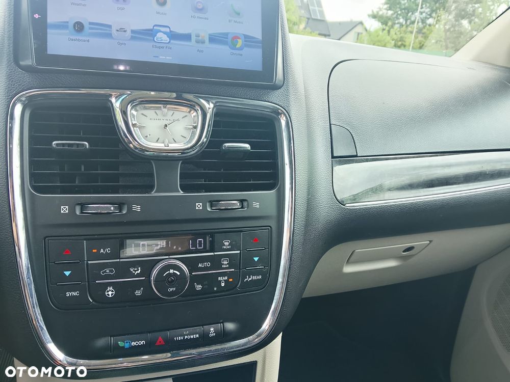 Chrysler Town & Country - 12