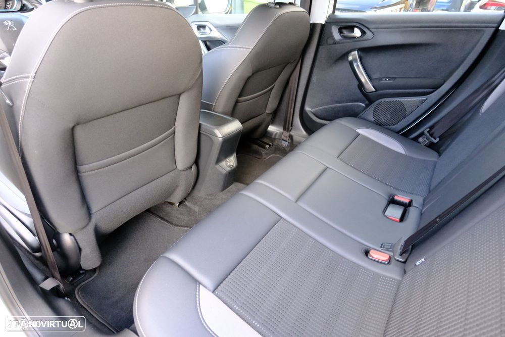 Peugeot 2008 1.2 PureTech Allure - 12