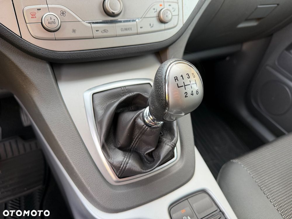 Ford Kuga 2.0 TDCi 2x4 Titanium - 20