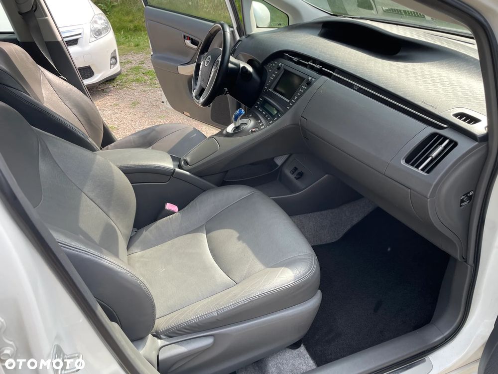 Toyota Prius (Hybrid) Executive - 12