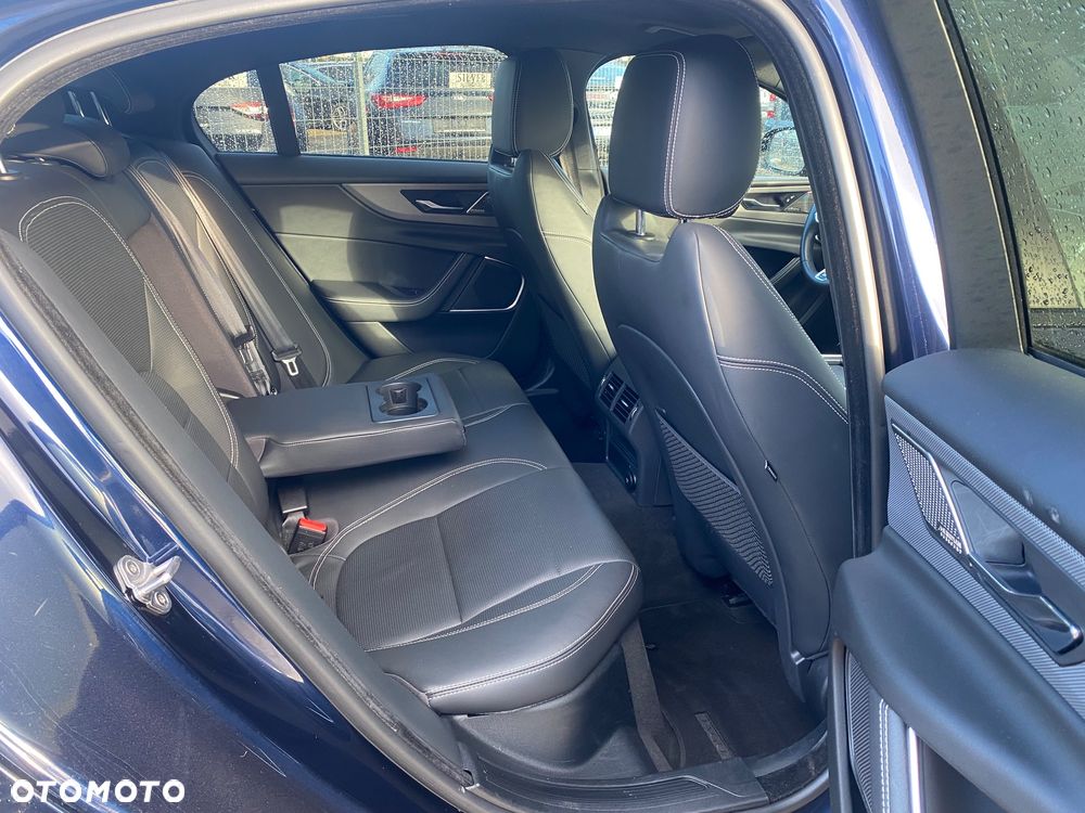 Jaguar XE P300 AWD R-Dynamic HSE - 21