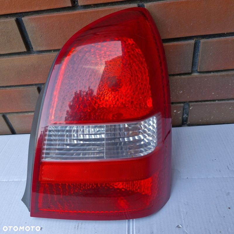 NISSAN PRIMERA P12 02- Lampa tylna prawa sedan - 2