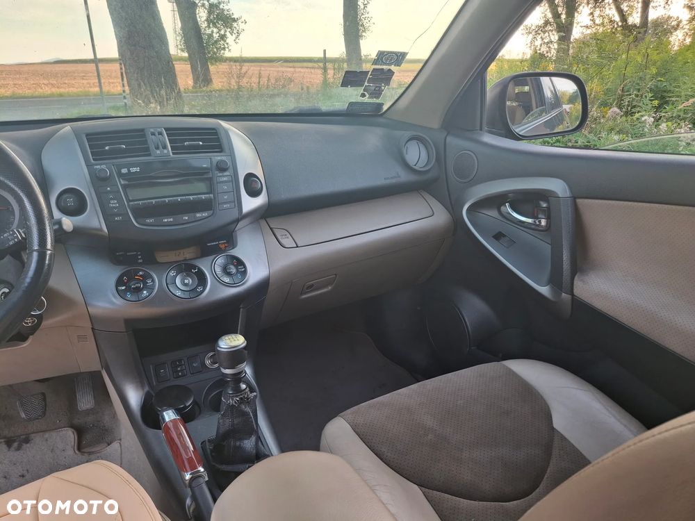 Toyota RAV4 2.2 D-4D Premium - 11