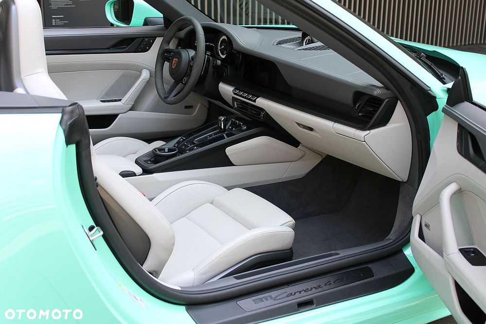 Porsche 911 Carrera 4 GTS - 10
