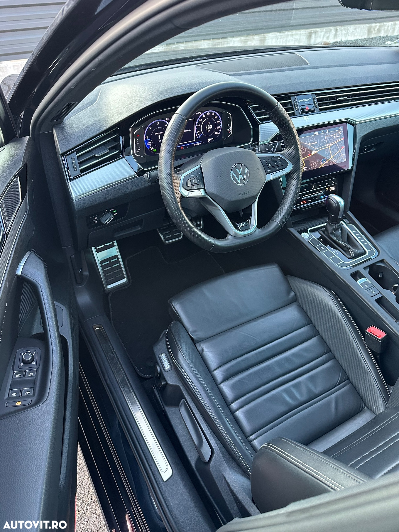 Volkswagen Passat Variant 2.0 TDI SCR DSG R-Line - 9
