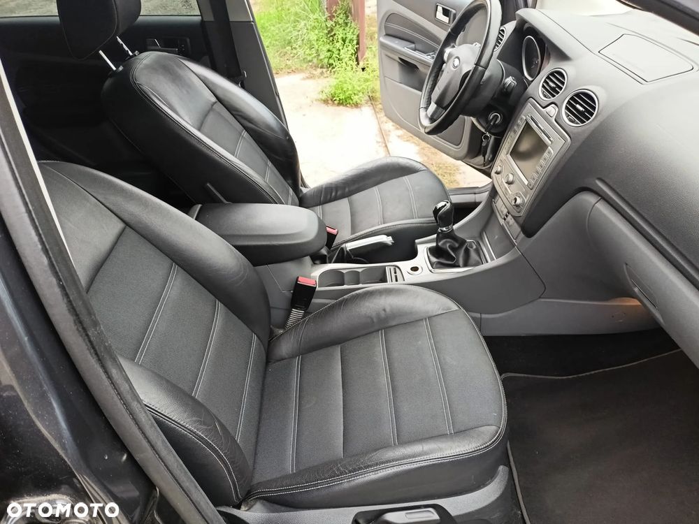Ford Focus Turnier 2.0 16V Ghia - 16