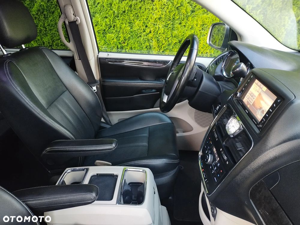 Chrysler Town & Country 3.6 Limited - 29