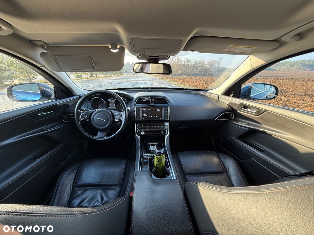 Jaguar XE 2.0 D Prestige - 12