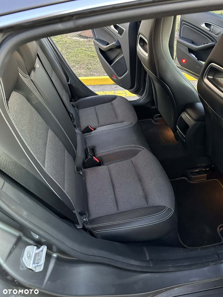 Mercedes-Benz CLA 180 7G-DCT UrbanStyle Edition - 12