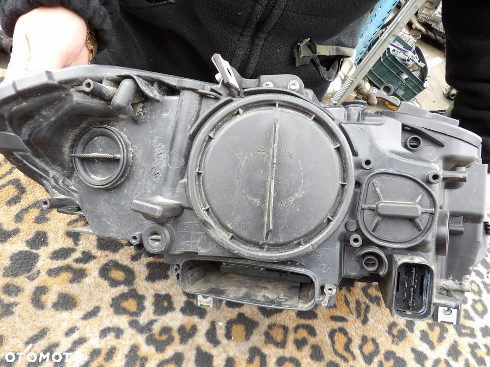 BMW - F10 - H7 - LEWA LAMPA PRZEDNIA - USZELNIONA - POKLEJONE UCHWYTY - SPALONA KOSTKA - ZALANE GNIAZDO - UK - 7203241 - 7