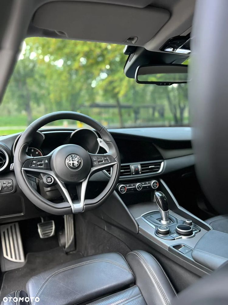 Alfa Romeo Giulia 2.0 Turbo 16V AT8-Q4 Veloce - 6