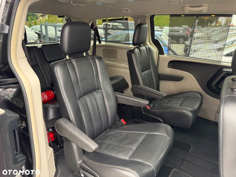 Chrysler Town & Country - 28
