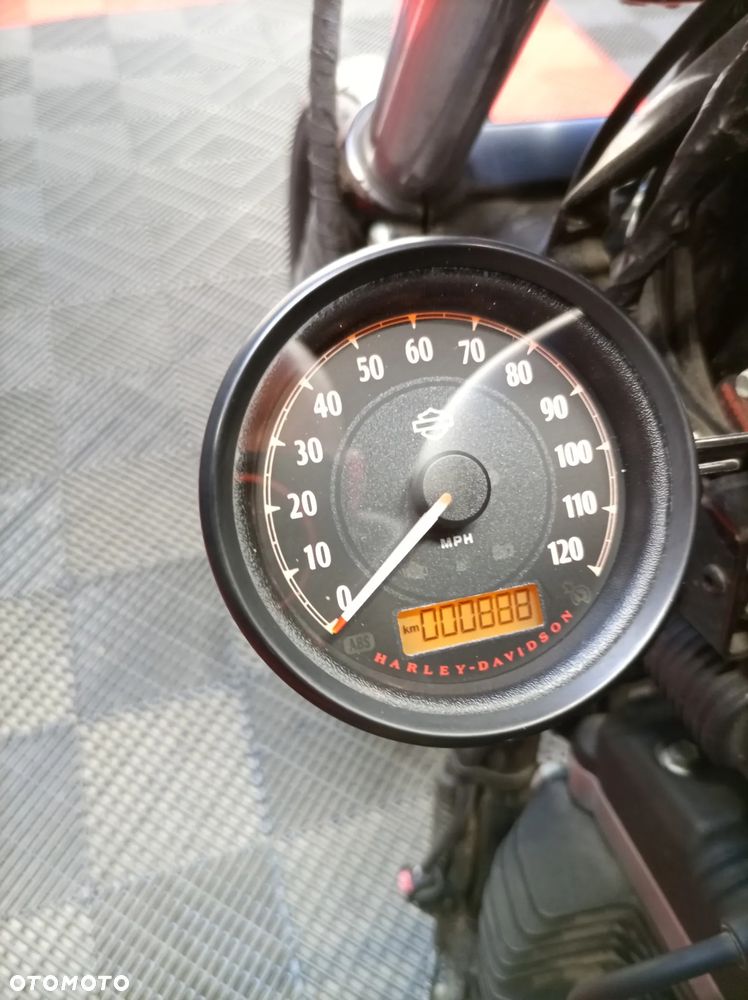 Harley-Davidson Sportster Iron 883 - 14
