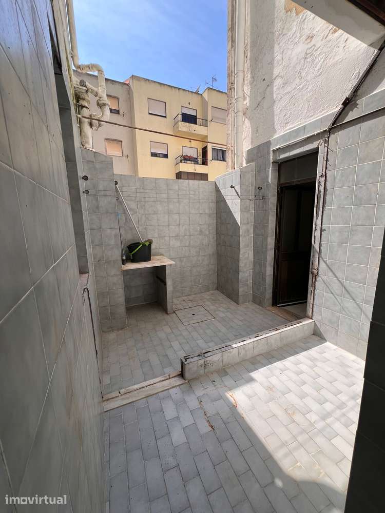 T2 com terraço e excelente localização no Barreiro - Grande imagem: 5/13