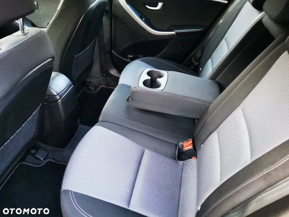 Hyundai i30 blue Kombi 1.6 GDi YES Gold - 15