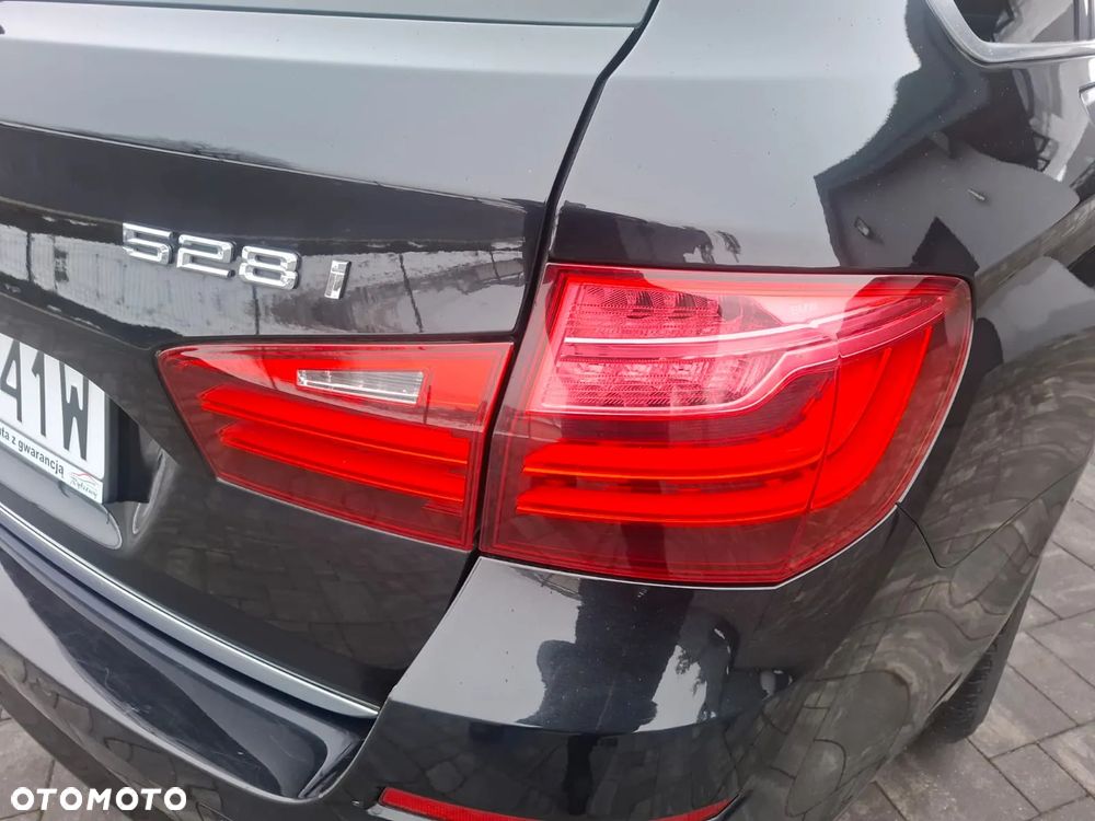 BMW Seria 5 528i Luxury Line - 33