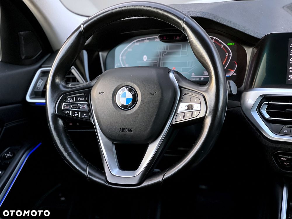 BMW Seria 3 320d Sport Line Shadow sport - 33