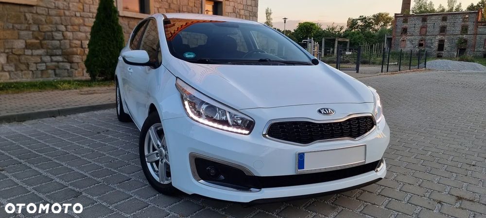 Kia Ceed 1.6 GDI Dream Team Edition - 4