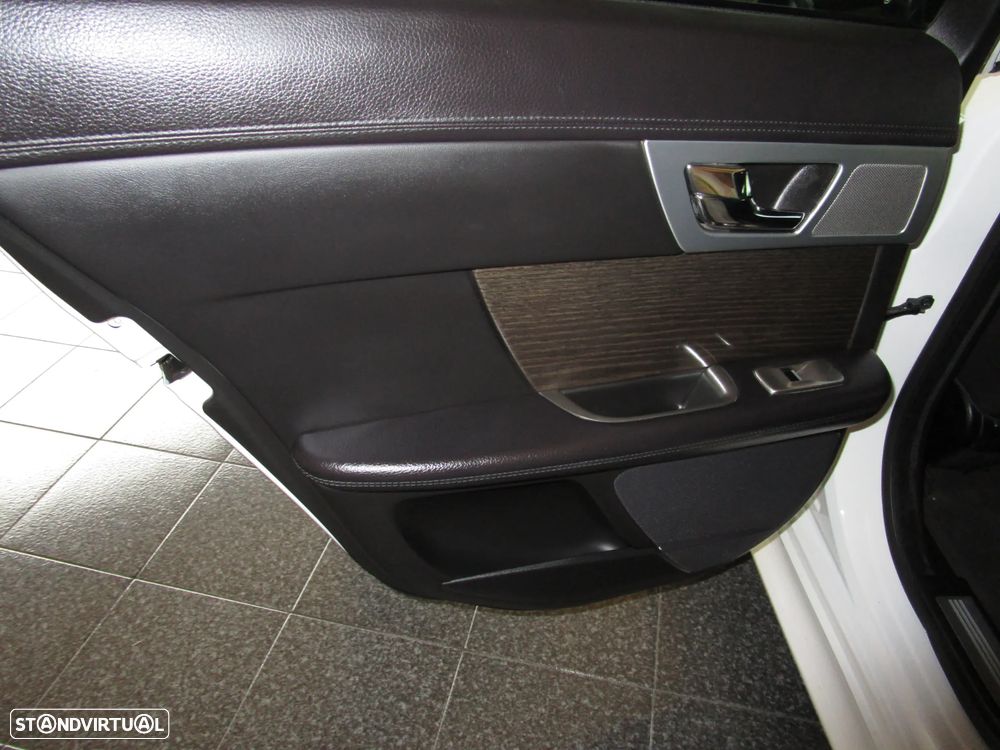 Jaguar XF Sportbrake 2.2 D R-Sport - 38