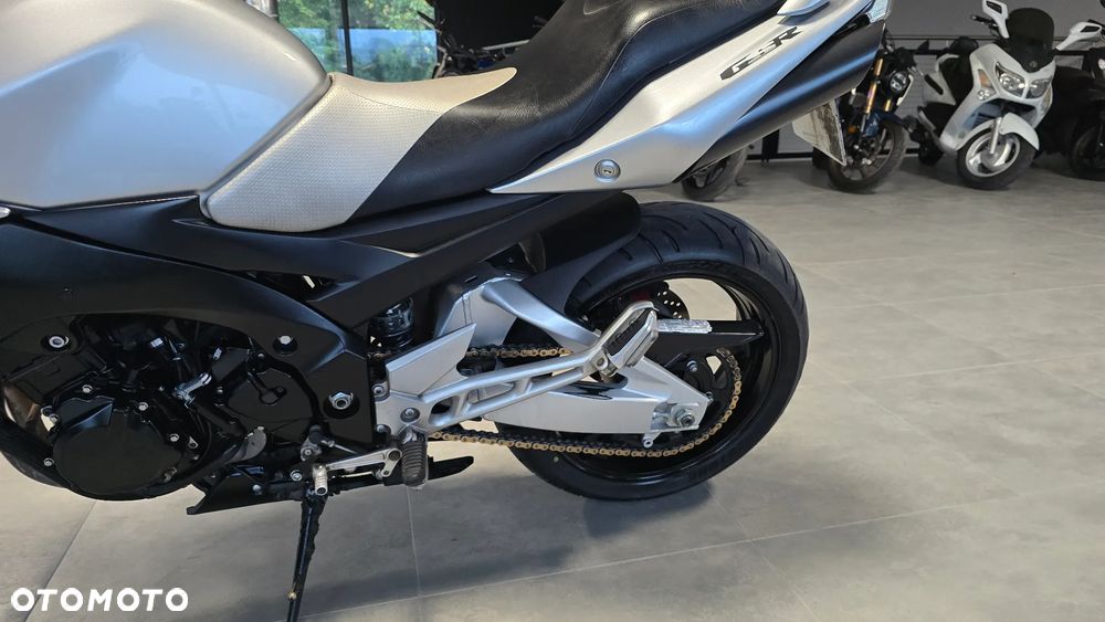 Suzuki GSR - 6