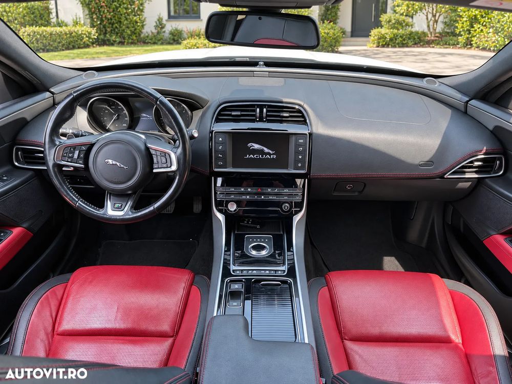 Jaguar XE 2.0 AWD R-Sport - 13