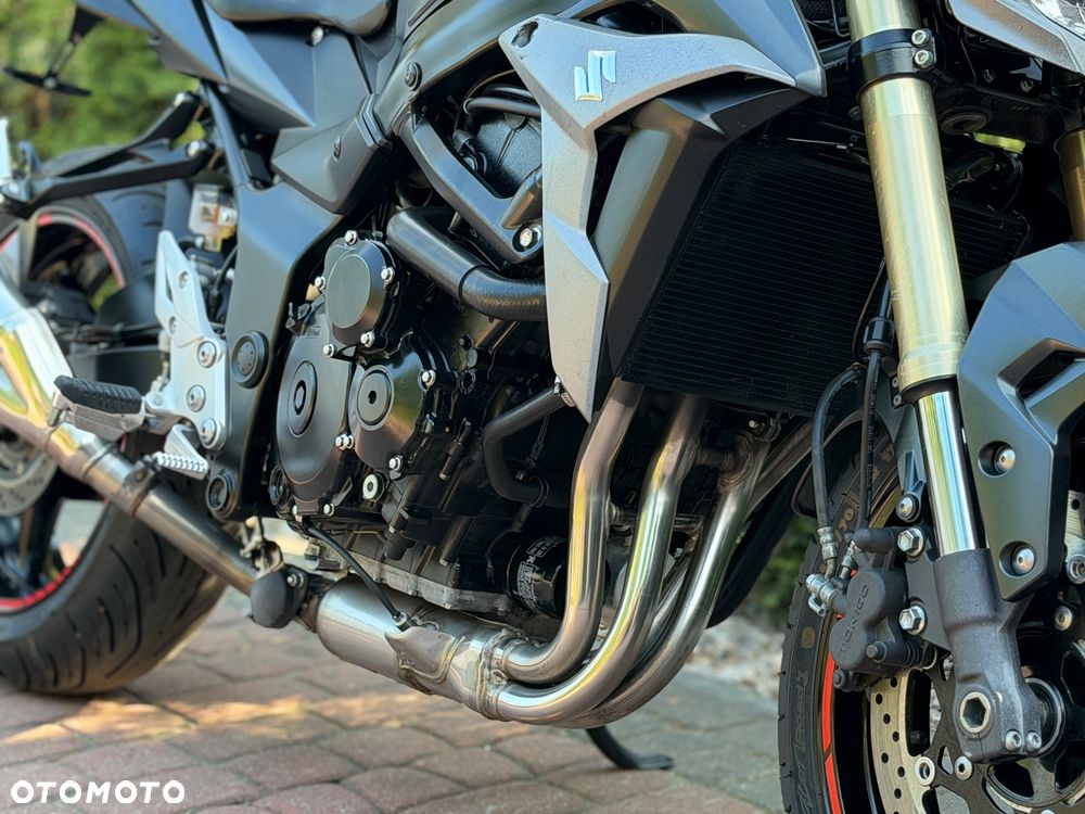 Suzuki GSR - 12