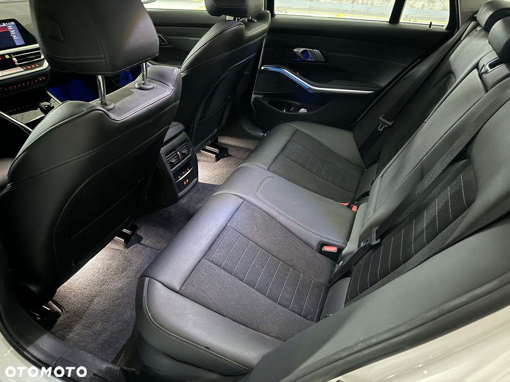 BMW Seria 3 320d Sport Line Shadow - 22