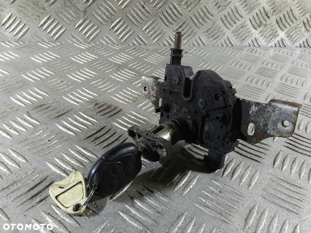 ZAMEK MASKI FORD FOCUS MK1 - 1