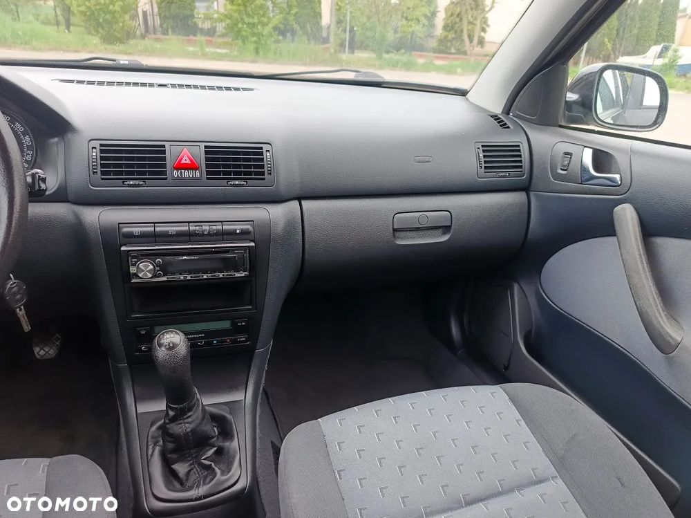Skoda Octavia 1.6 Combi Ambiente - 12