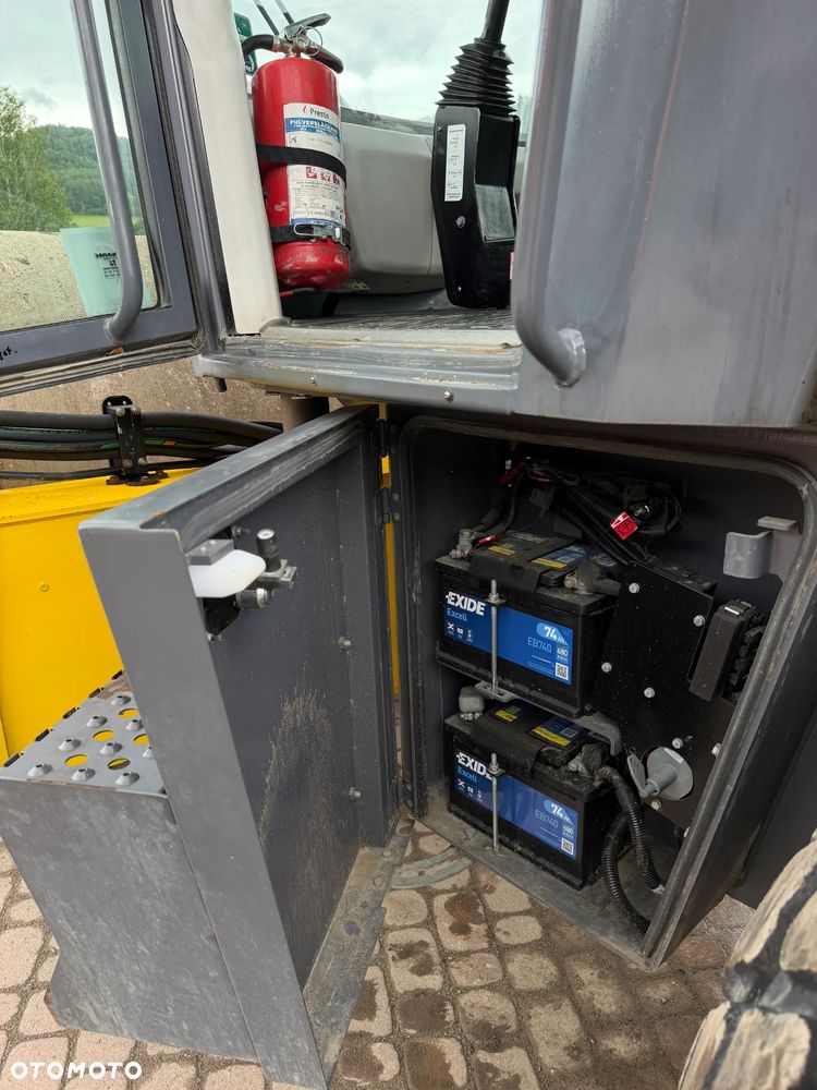 Atlas Copco DYNAPAC CA3500D Walec Drogowy Terenowy Guma-Stal. 12 ton. Import Norwegia 2015rok. Maszyna w pięknym stanie! Wentylacja Klima. Serwisy w Dekra AKTUALNE. Zero zniszczeń IGŁA Po serwisach eksploatacyjnych w Norwegii. Walec z Upadłości od pierwszego właściciela. Posiada system przeciwpożarowy! Obrotowy fotel wraz ze sterowaniem. Gniazdo 230volt. Dokumenty Dekra! Silnik Cummins 140Km. Nagłośnienie radio na pilot! Usb. Zero luzów i wycieków! - 20