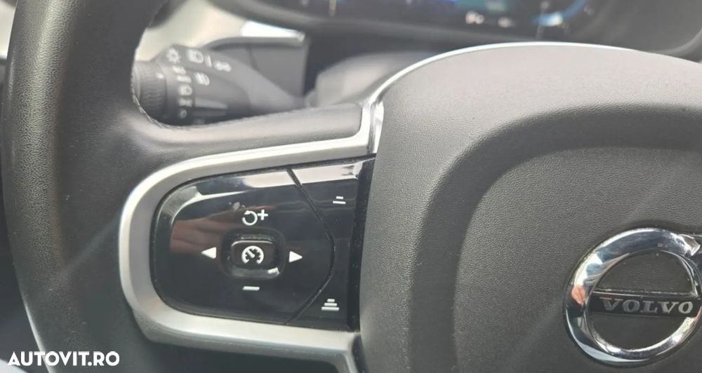 Volvo XC 60 B4 MHEV AWD R-Design - 26