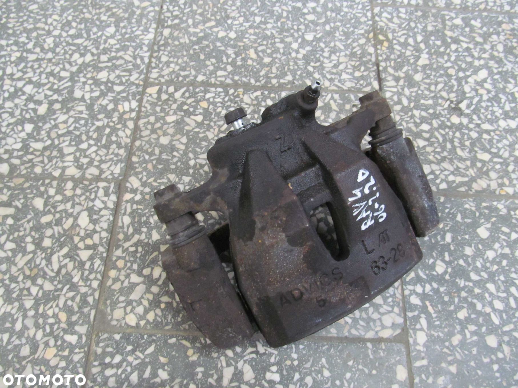 TOYOTA RAV4 III 2.2 D4D ZACISK HAMULCOWY PRZOD LEWY 05-12 - 2