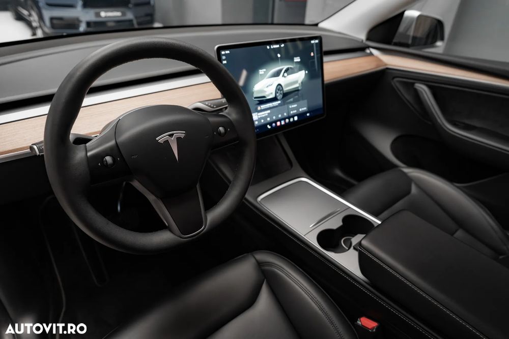 Tesla Model Y Long Range AWD - 13