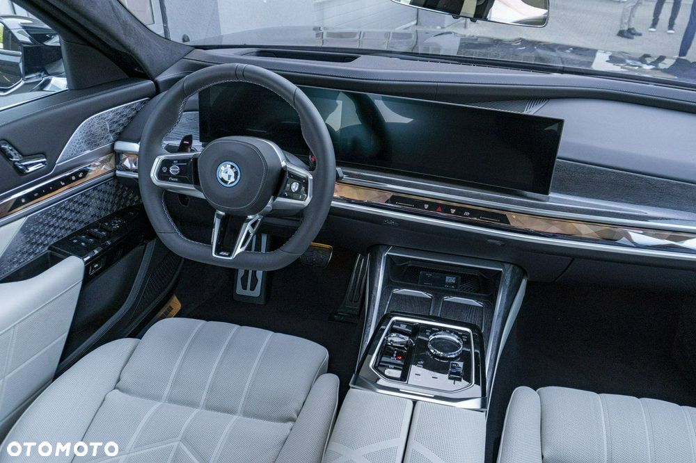 BMW Seria 7 M760e PHEV xDrive sport - 19