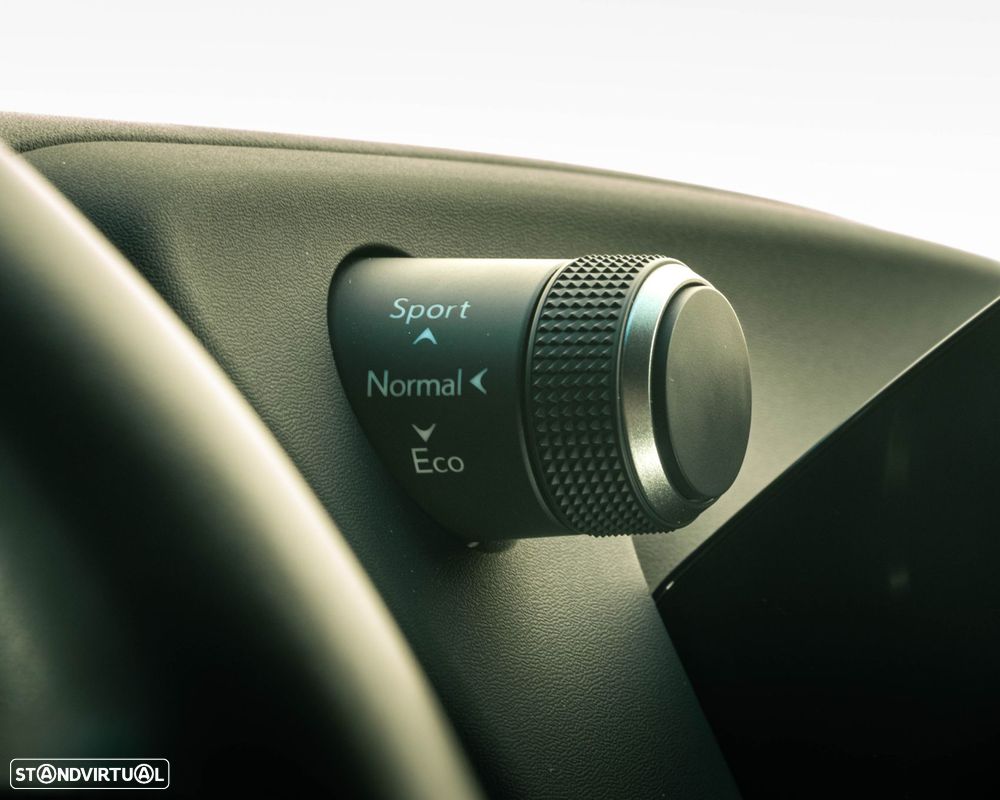 Lexus UX 250h Sport (Ecrã 12.3) - 32