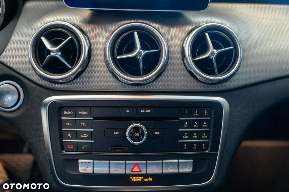 Mercedes-Benz GLA 200 7G-DCT - 16