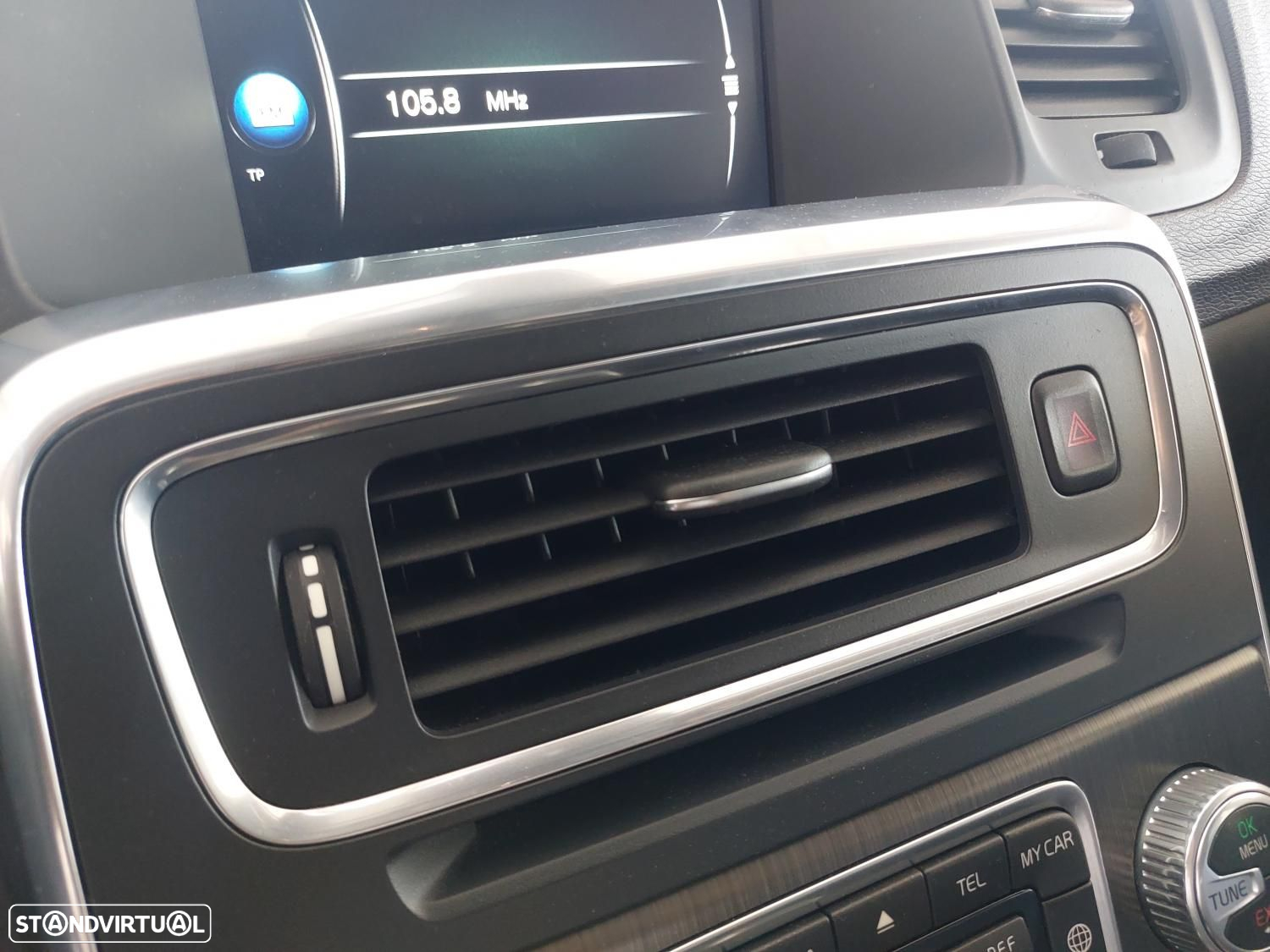 Volvo V60 2.0 D2 Momentum - 32