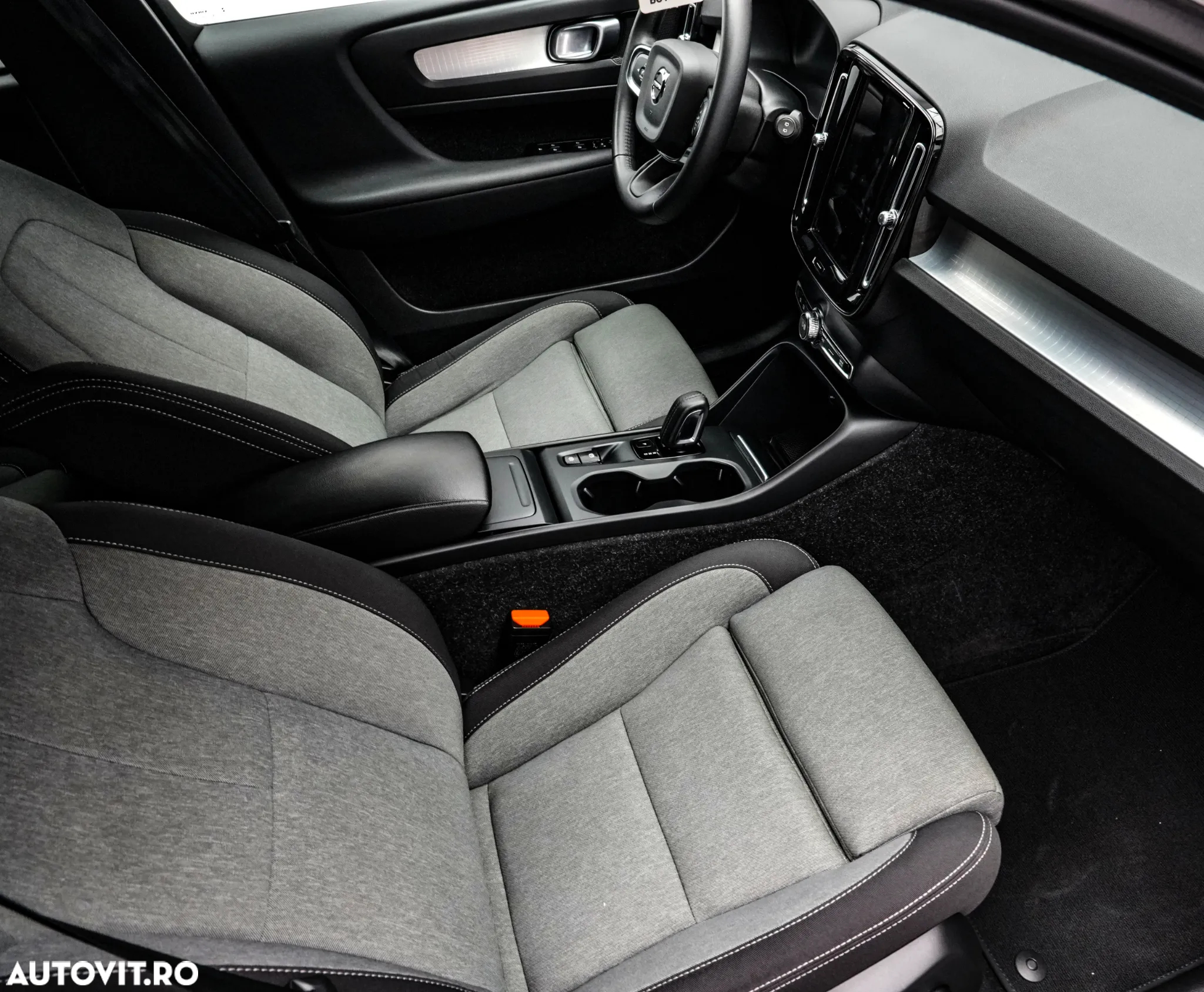 Volvo XC 40 T3 AT8 Momentum Pro - 10