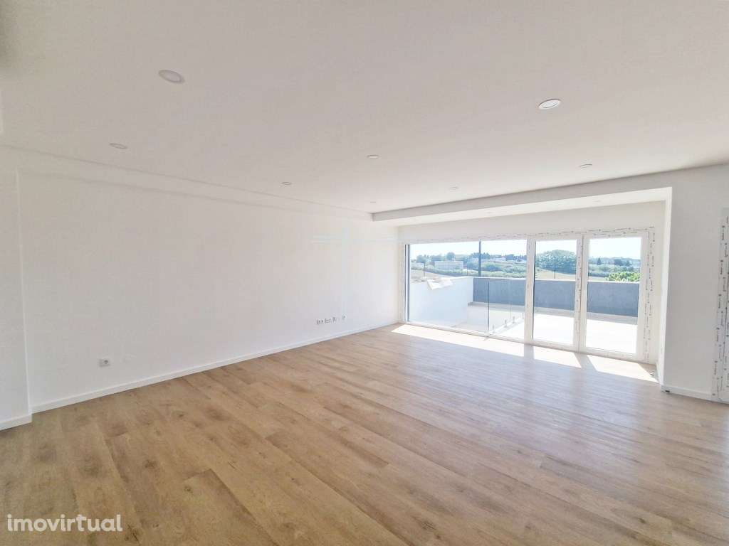 Moradia T3+1 em banda, arquitetura contemporânea, com garagem - Pêra - Grande imagem: 5/30