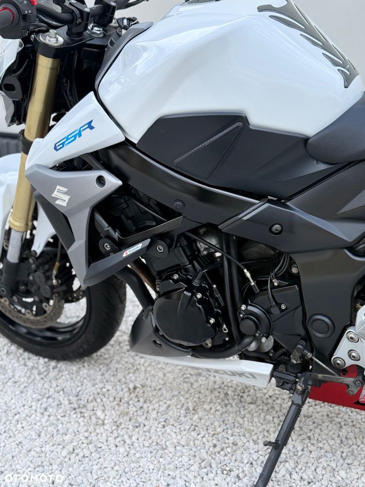 Suzuki GSR - 14