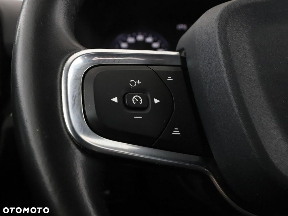 Volvo XC 40 T3 Momentum Pro - 33